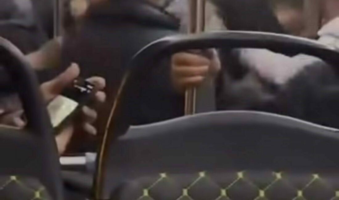 Bursa’da seyir halindeki belediye otobüsünde sözlü tartışma yaşayan vatandaşlar, tekme