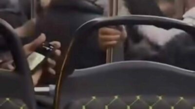 Bursa’da seyir halindeki belediye otobüsünde sözlü tartışma yaşayan vatandaşlar, tekme