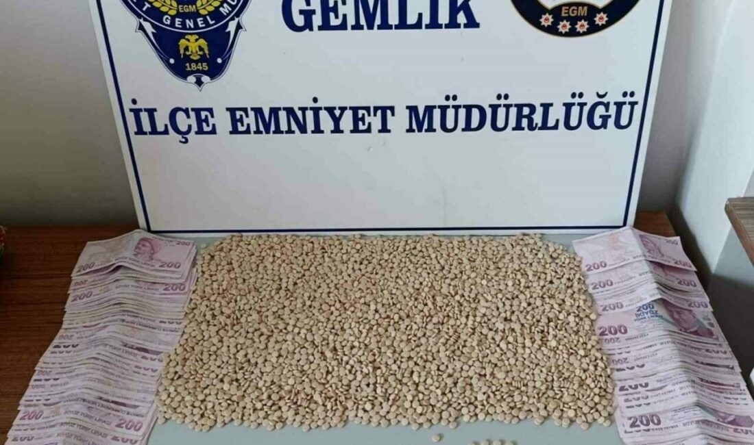 Bursa’da polisin şüphe üzerine durduğu araçtan uyuşturucu çıktı Bursa’nın Gemlik ilçesinde polis ekiplerinin şüphe üzerine durduğu araçta uyuşturucu