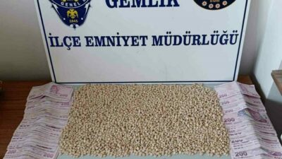 Bursa’nın Gemlik ilçesinde polis ekiplerinin şüphe üzerine durduğu araçta uyuşturucu