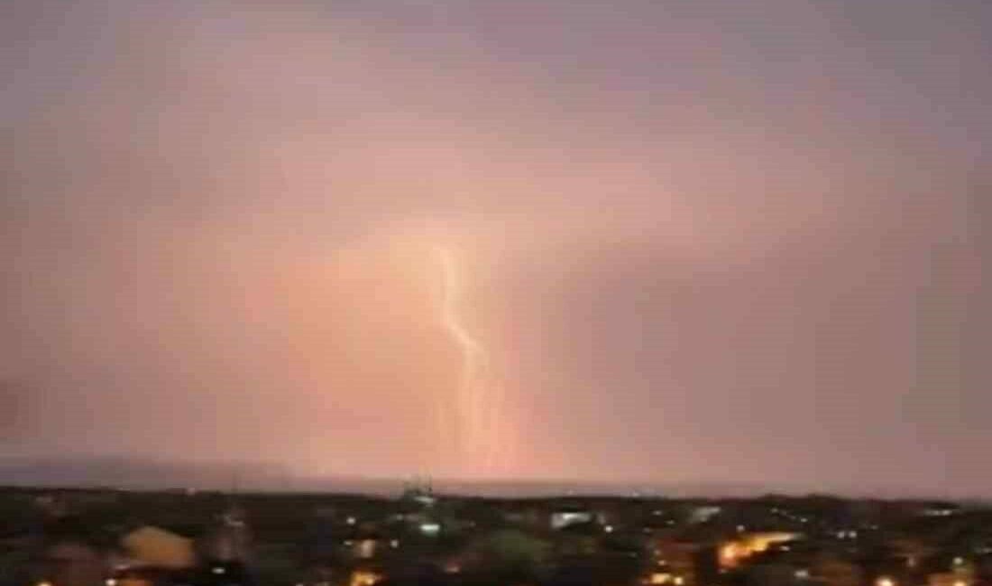 Bursa’da şimşekler geceyi gündüze çevirdi Bursa’nın Karacabey ilçesinde akşam saatlerinde art arda çakan şimşekler geceyi