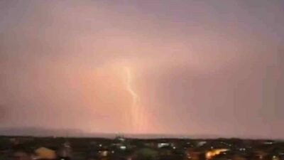 Bursa’nın Karacabey ilçesinde akşam saatlerinde art arda çakan şimşekler geceyi