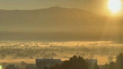Bursa’da sisli havada ortaya çıkan manzara, kartpostallık görüntüler oluşturdu. İnegöl