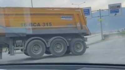 Bursa’da ters şeritten girerek yola çıkmak isteyen kamyon, trafiği tehlikeye
