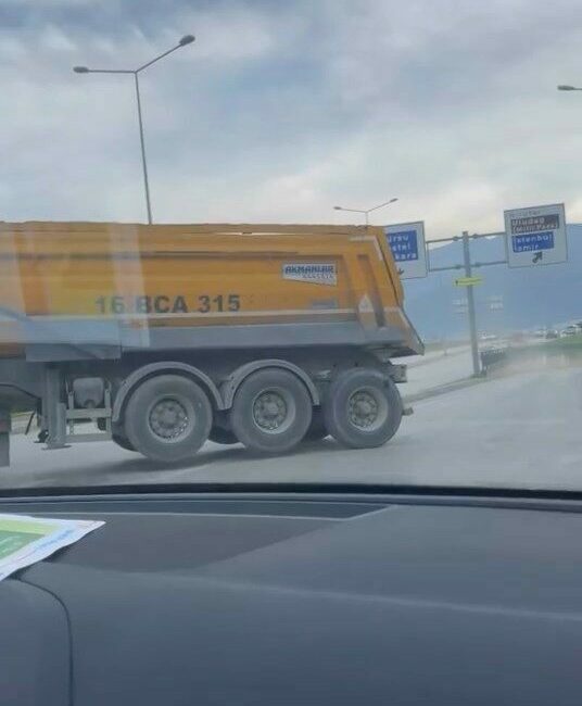 Bursa’da ters şeritten girerek yola çıkmak isteyen kamyon, trafiği tehlikeye