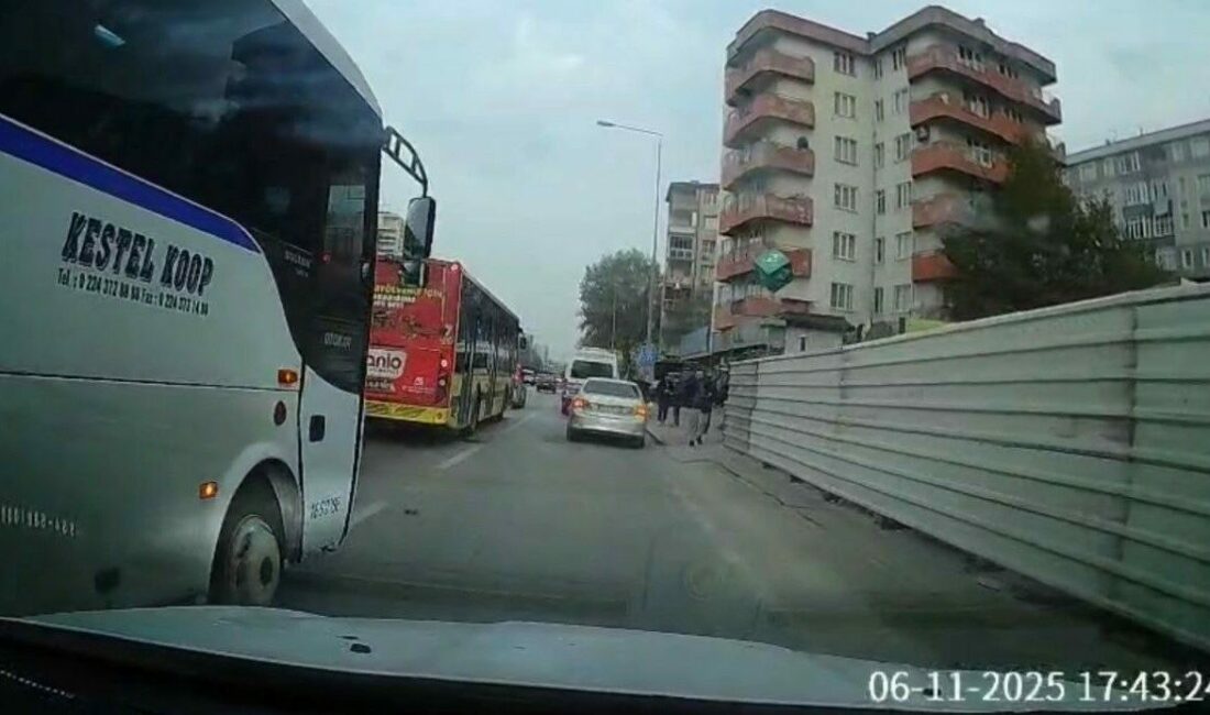 Bursa’da trafikte yol verme tartışması kamerada Bursa’da servis aracı ile otomobil arasında yol verme tartışması araç