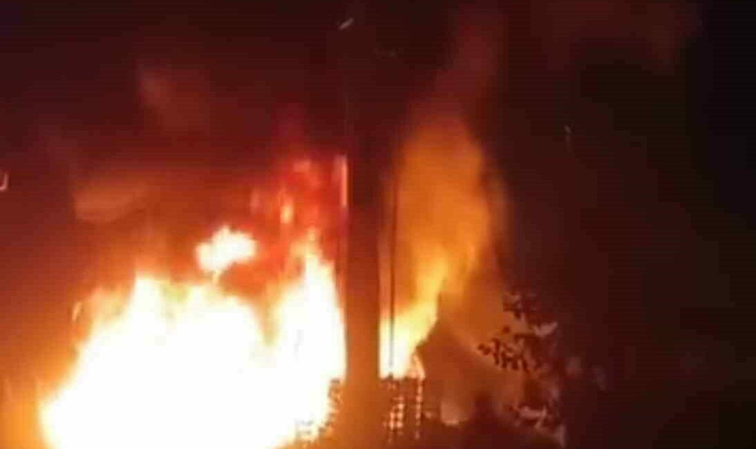 Bursa’da trafoda çıkan yangın, kısa sürede büyüyerek yanında bulunan meyve