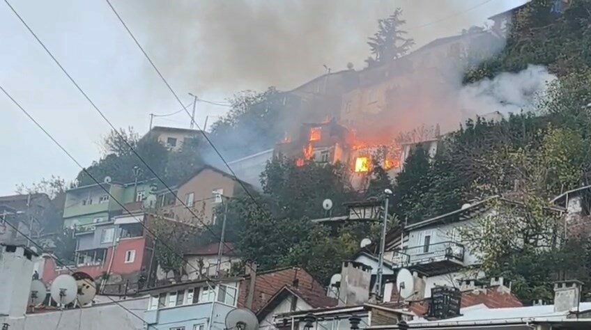 Bursa’da yanan 2 katlı evin 78 yaşındaki sahibi kayıp Bursa’nın Uludağ eteklerindeki Osmangazi ilçesi Mollafenari Mahallesi’nde 2 katlı evde