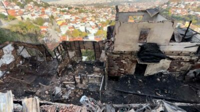 Bursa’nın Osmangazi ilçesinde 2 katlı bir evde çıkan ve bitişikteki