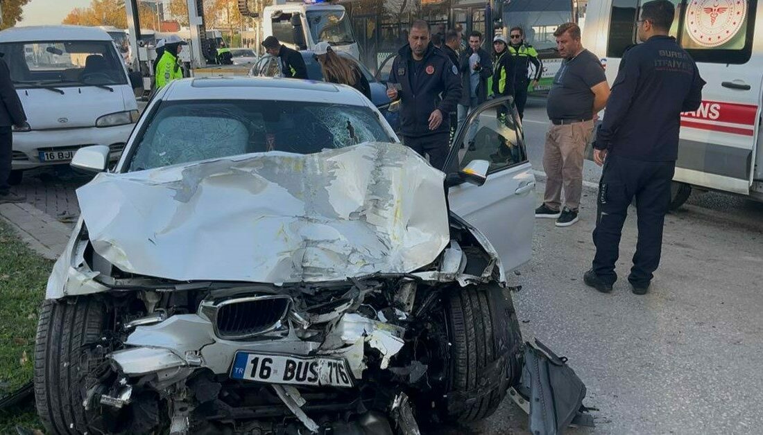 Bursa’da yarış yapan iki otomobil dehşet saçtı: 13 yaralı Bursa’da iddiaya göre yarış yapan iki otomobil kontrolden çıkarak önce