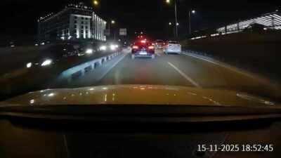 Bursa’da bir otomobil, sürücü batçıkta araçların durduğunu fark etmeyince en