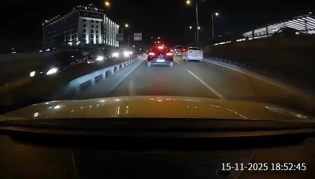 Bursa’da zincirleme kaza kameraya yansıdı Bursa’da bir otomobil, sürücü batçıkta araçların durduğunu fark etmeyince en