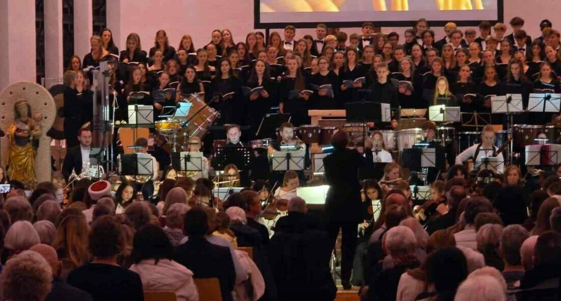 Bursalı öğrenciler, Almanya’da ayakta alkışlandı Almanya’nın Meckenbeuren kentinde 25 Ekim-2 Kasım 2025 tarihleri arasında düzenlenen