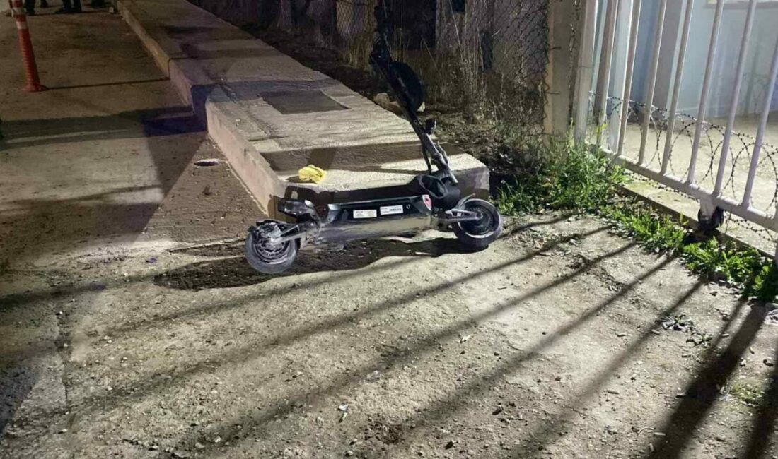 Çarpışmanın etkisiyle başını kaldırıma vurdu, ağır yaralandı Bursa’nın İnegöl ilçesinde meydana gelen kazada otomobil ile çarpışan scooterın