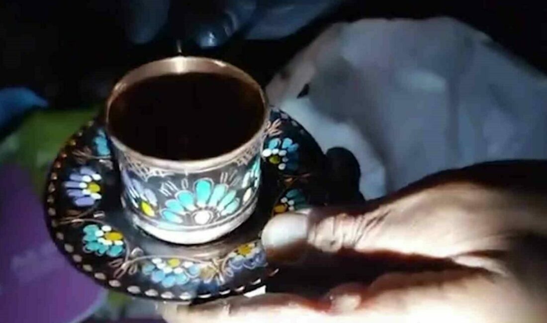 Bursa’da Yusuf Emre Kürkçü ve Engin Altın, çöpleri karıştırarak akıllı