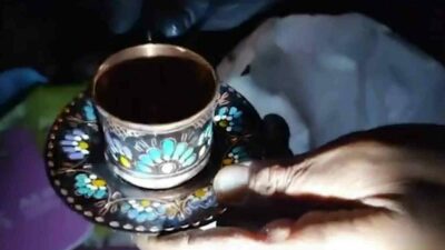 Bursa’da Yusuf Emre Kürkçü ve Engin Altın, çöpleri karıştırarak akıllı