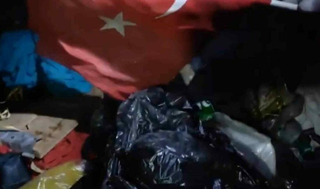 Çöp karıştırırken bulduğu bayrağı bakın ne yaptı Bursa’da çöp konteynerlerini karıştırarak israfa dikkat çeken iki arkadaş, bu