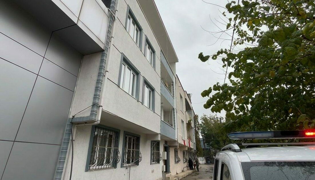 Dengesini kaybedip camdan düşen şahıs ağır yaralandı Bursa’da dengesini kaybederek 3. kattaki evin camından düşen şahıs ağır