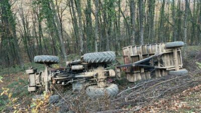 Bursa’nın İnegöl ilçesinde devrilen traktördeki 2 kişi yaralandı. Kaza, saat