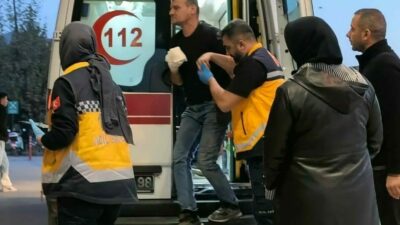 Bursa’nın İnegöl ilçesinde eli traktörün hidrolik sistemine sıkışan çiftçi yaralandı.