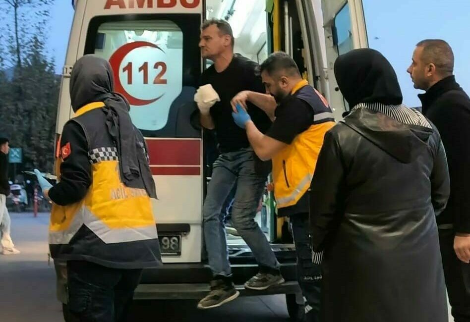 Eli traktörün hidrolik sistemine sıkışan çiftçi yaralandı Bursa’nın İnegöl ilçesinde eli traktörün hidrolik sistemine sıkışan çiftçi yaralandı.