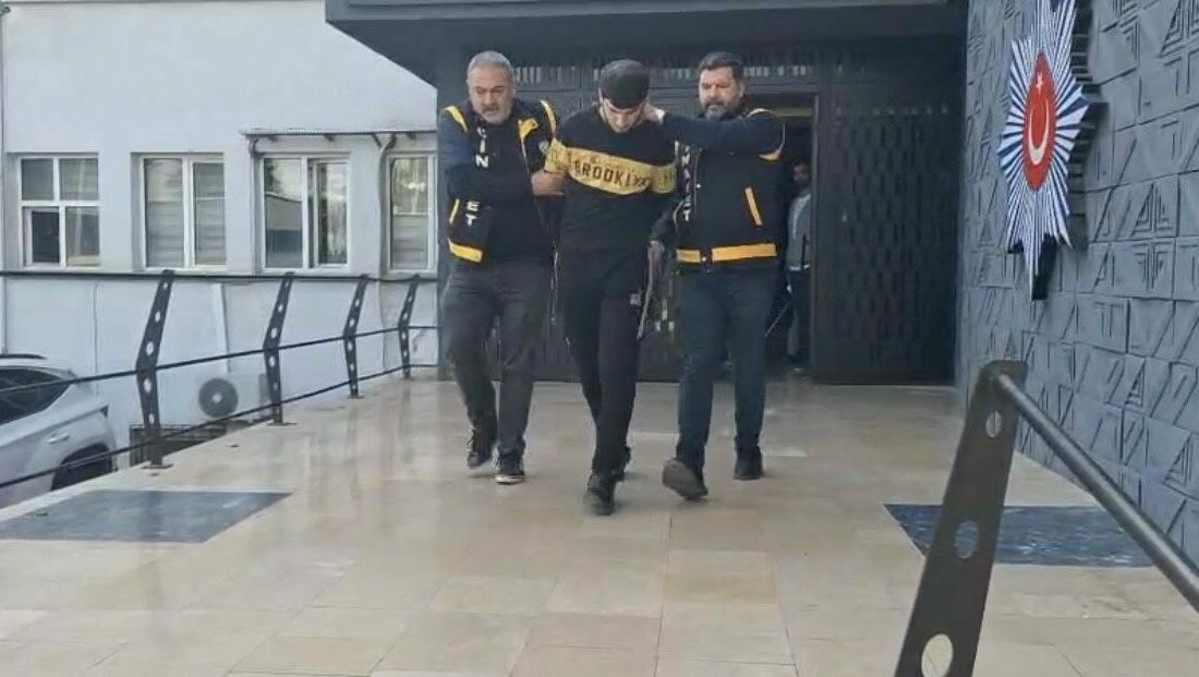 Eşini 45 yerinden bıçaklayan cani koca tutuklandı Bursa’nın Yıldırım ilçesinde iki gün önce 20 yaşındaki eşini 45