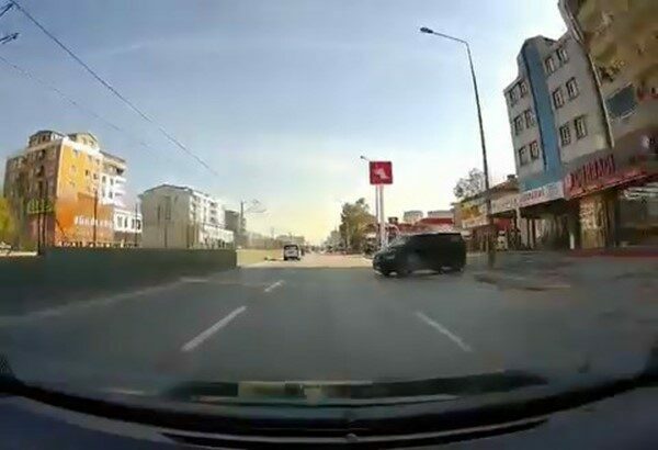 Bursa’da el freni çekilmeden park edilen minibüs, freni boşalınca ana