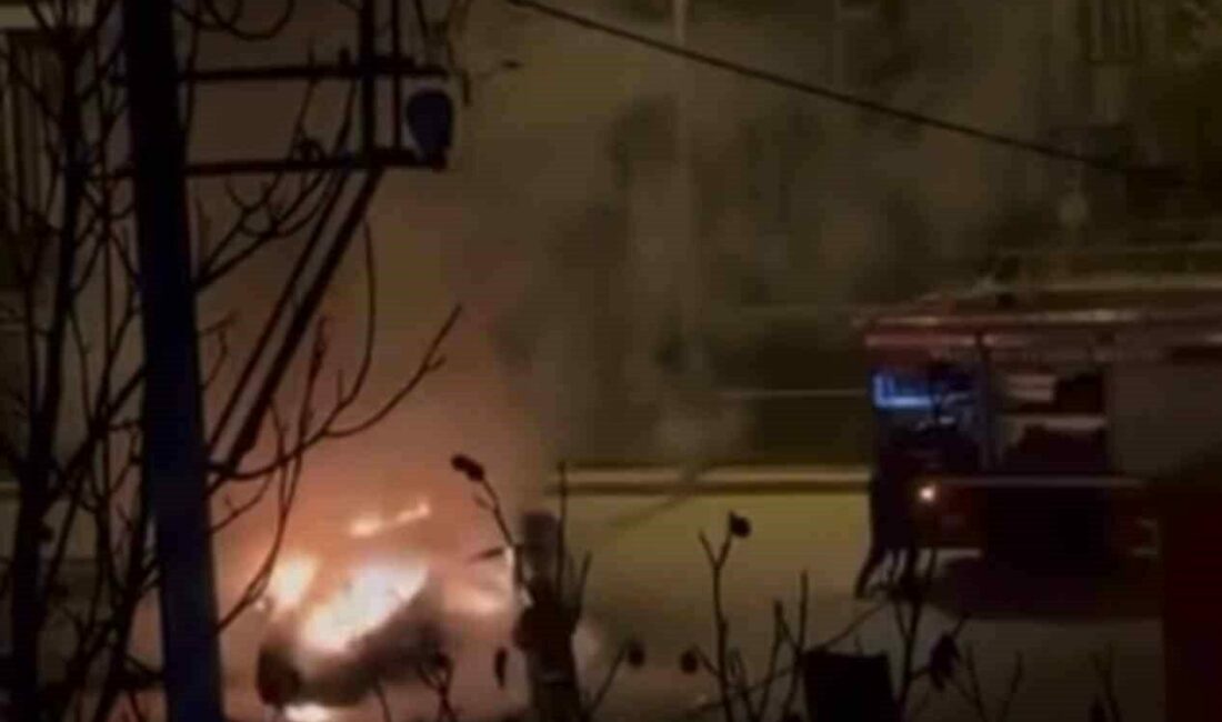 Hafif ticari araç yanarak kül oldu Bursa’nın Yıldırım ilçesinde hafif ticari bir araç, gece saatlerinde henüz
