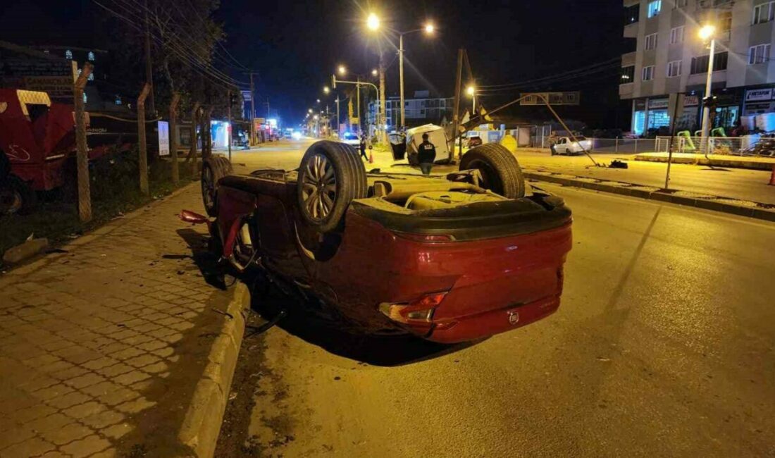 Hızlı otomobil, ortalığı savaş alanına çevirdi Bursa’da hızla gelen otomobil, aynı istikametteki kamyonete çarpması sonucu ortalık