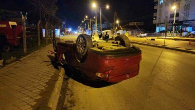 Bursa’da hızla gelen otomobil, aynı istikametteki kamyonete çarpması sonucu ortalık