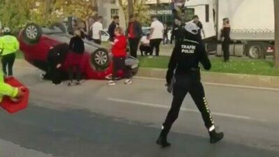 Bursa’da iki otomobilin karıştığı kazada, takla atan araçta sıkışan sürücü