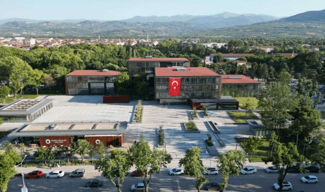 İnegöl’de 1000 üniversite öğrencisine maddi destek İnegöl Belediyesi’nin üniversite öğrencileri için gerçekleştirdiği eğitim yardımlarının ilk taksit