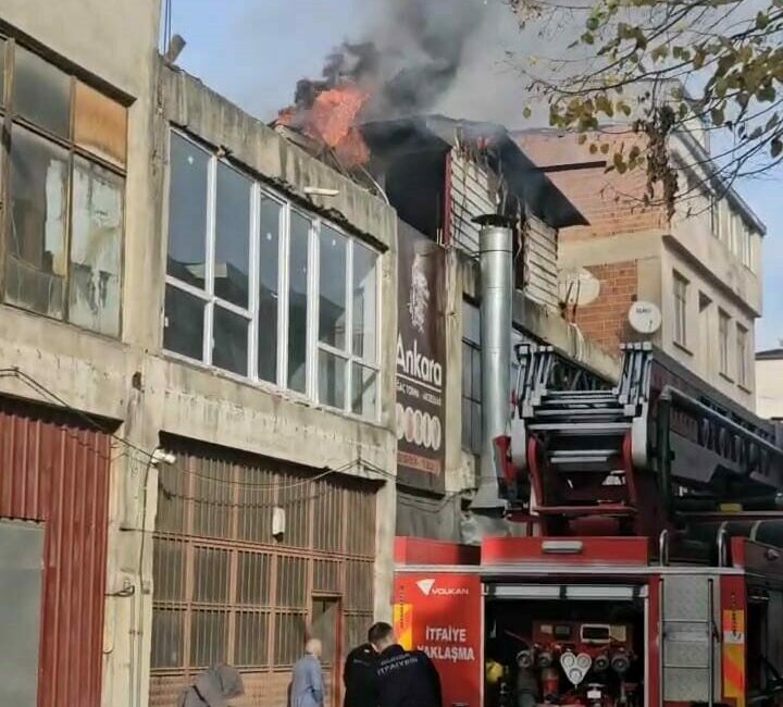 Bursa’nın İnegöl ilçesinde faaliyet gösteren bir mobilya imalathanesinde yangın çıktı.