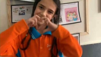 Bursa’nın İnegöl ilçesinde 3’ncü sınıf öğrencileri Öğretmenler Günü’nü işaret diliyle