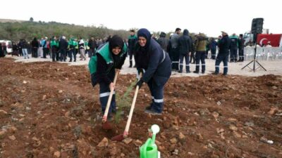 Bursa’nın İnegöl ilçesinde Milli ağaçlandırma seferberliği kapsamında binlerce fidan toprakla