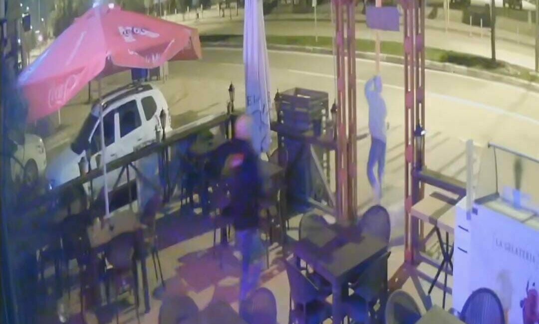 Bursa’nın İnegöl ilçesinde faaliyet gösteren bir kebapçıya gece saatlerinde birden