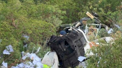 Bursa’nın İznik ilçesi ile Yenişehir arasındaki karayolunda uçuruma yuvarlanan malzeme