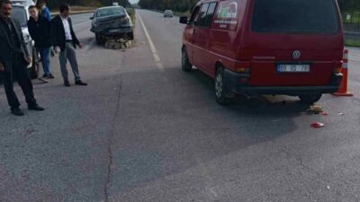 Bursa’nın Karacabey ilçesinde kural ihlali kazaya neden oldu. İki otomobilin