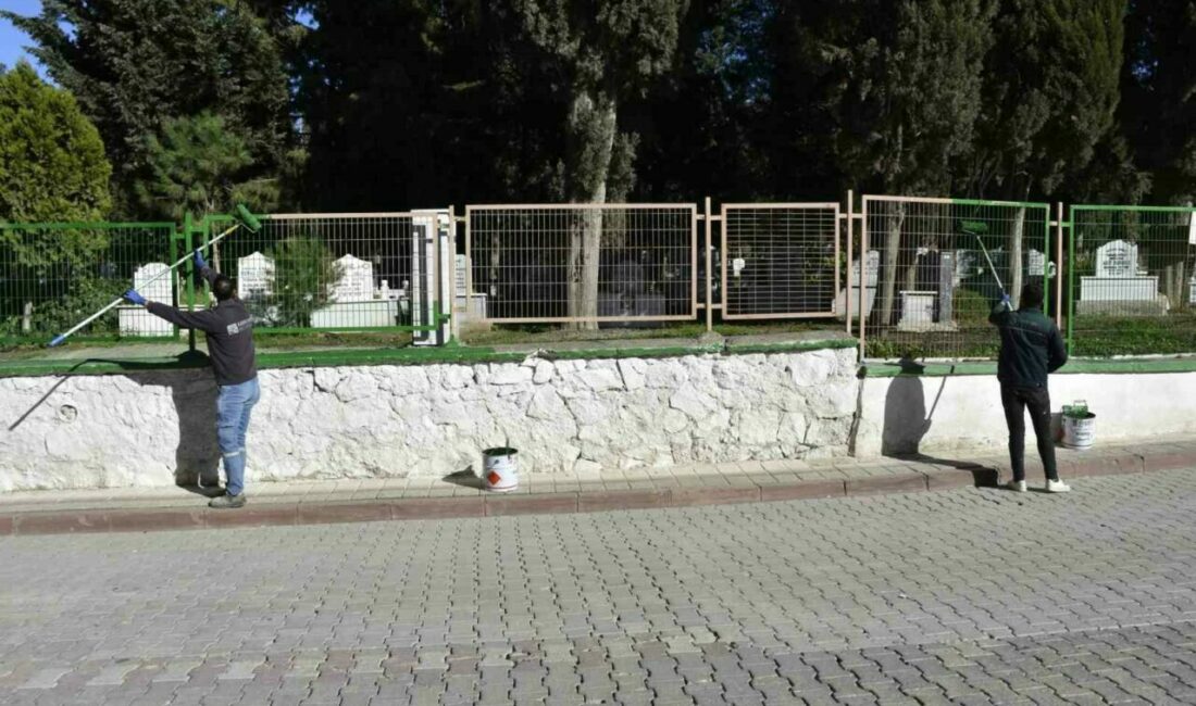 Karacabey Belediyesi, ilçe genelindeki mezarlıklarda bakım ve temizlik çalışmalarını kesintisiz