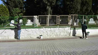 Karacabey Belediyesi, ilçe genelindeki mezarlıklarda bakım ve temizlik çalışmalarını kesintisiz