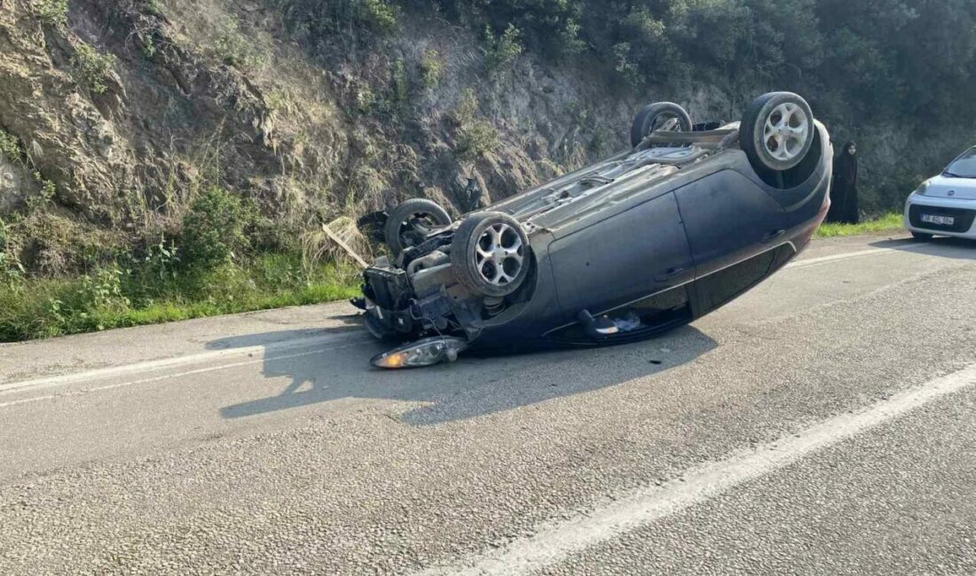 Kayalara çarpan otomobil takla attı, emniyet kemeri sayesinde kurtuldular Bursa’nın Mudanya ilçesi Kumyaka girişinde kontrolden çıkan otomobil kayalara çarparak