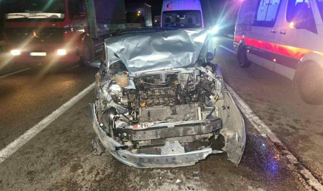 Kırmızı ışıkta duran otomobile arkadan çarptı: 1’i çocuk 5 yaralı Bursa’nın Orhangazi ilçesinde kırmızı ışıkta bekleyen otomobile, başka bir otomobilin