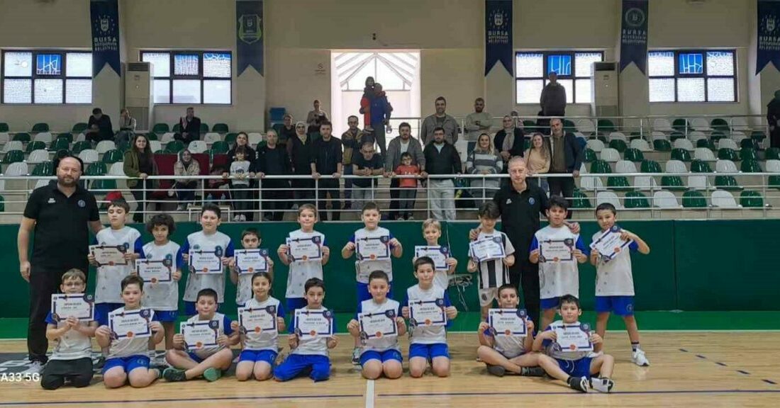 Kış spor okullarında sertifika heyecanı Bursa Büyükşehir Belediyesi’nin Kış Spor Okulları’nda ikinci dönemin ardından çocuklar