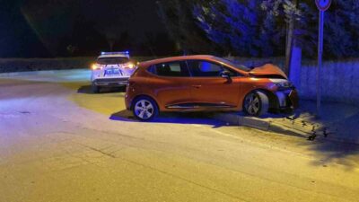 Bursa’nın İnegöl ilçesinde meydana gelen kazada kontrolden çıkan otomobil beton