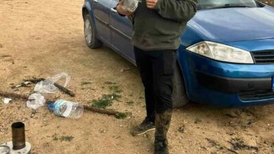 Bursa’nın İnegöl ilçesinde doğa gezisine çıkan 2 genç, ağaçta misinaya