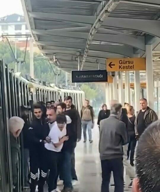 Bursa’da metroda vatandaş ile bir genç arasında yaşanan tartışma cep