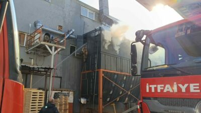 Bursa’nın İnegöl ilçesinde bir mobilya fabrikasında çıkan yangında 1 işçi