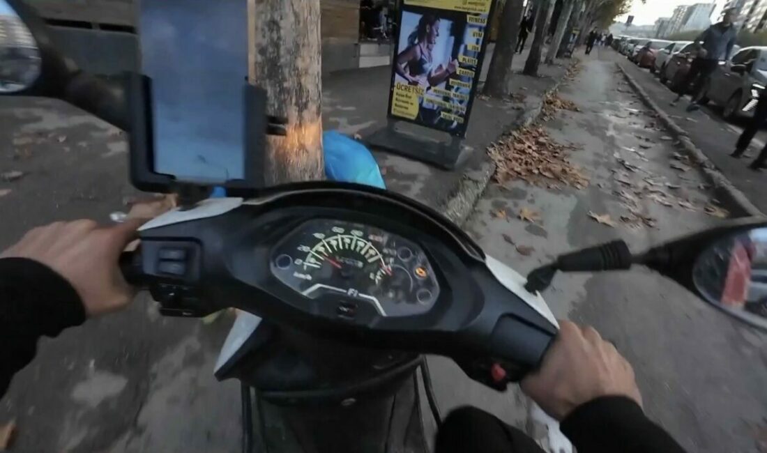 Motosiklet kaydı, duba şaşırttı: Sinirle çıktı, mizahla bitti Bursa’da başka bir araç sürücüsüne sözlü olarak tepki gösteren motosikletli,