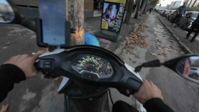 Bursa’da başka bir araç sürücüsüne sözlü olarak tepki gösteren motosikletli,