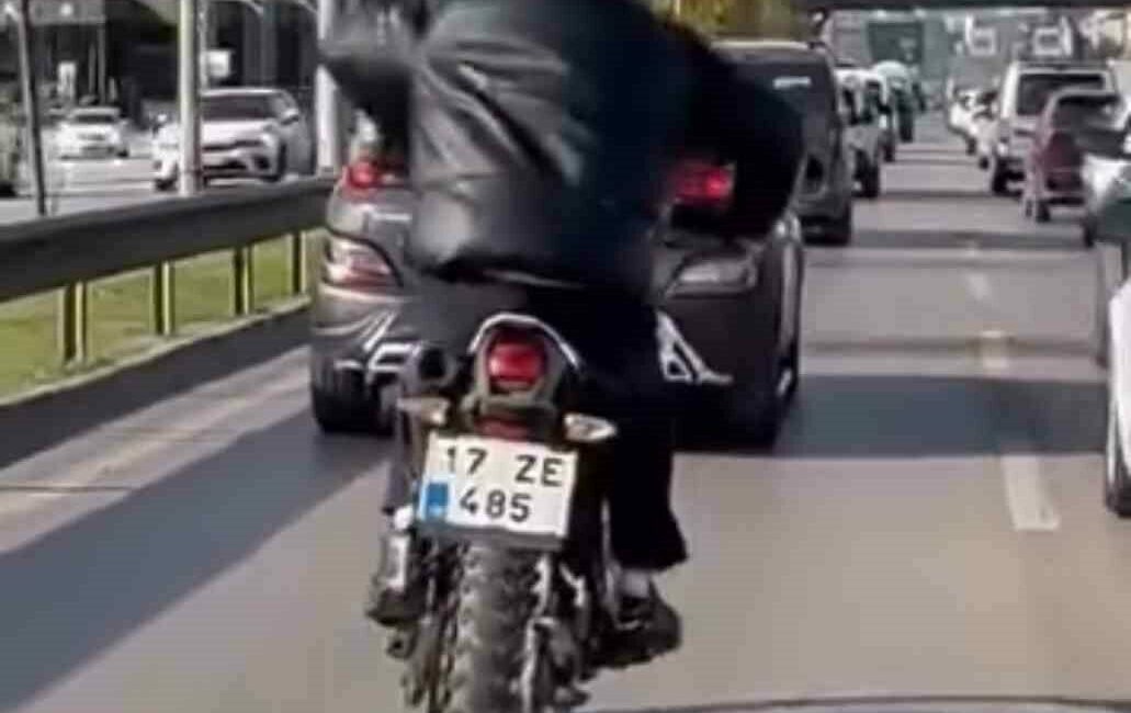 Bursa’da seyir halindeki bir sürücü motosikletini ata biner gibi sürdü.